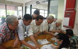 Người dân Hà Nội hào hứng đi làm thẻ xe buýt miễn phí